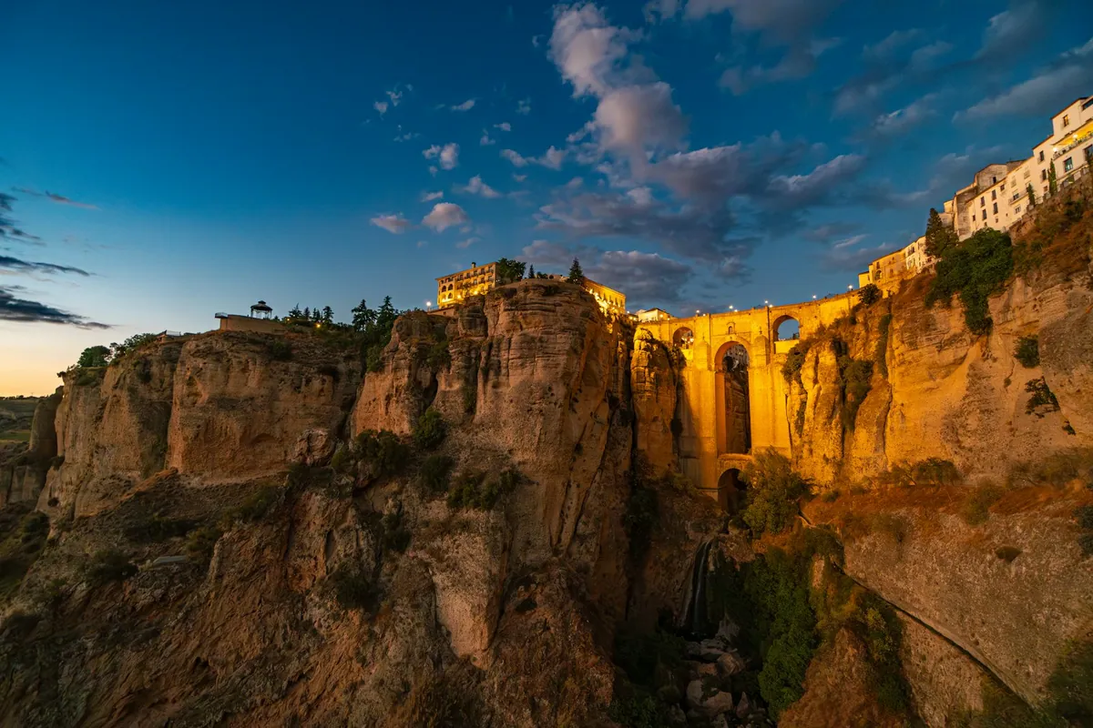 Puente Nuevo en Ronda framed by cliffs